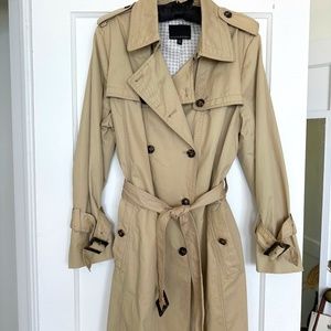 Burberry style Banana Republic trench coat. Size XL. Tan with tortoise buckles.